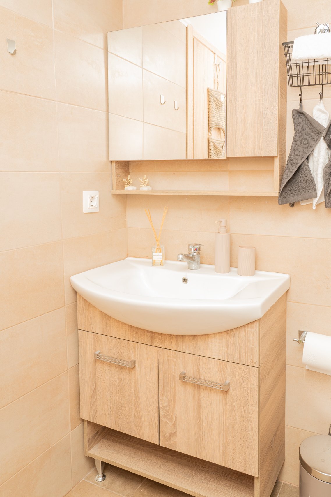 Terra House – μοντέρνα διακόσμηση | διαμέρισμα 2 υπνοδωματίων στο κέντρο της Καλαμάτας · Front Easy STR Airbnb Καλαμάτα